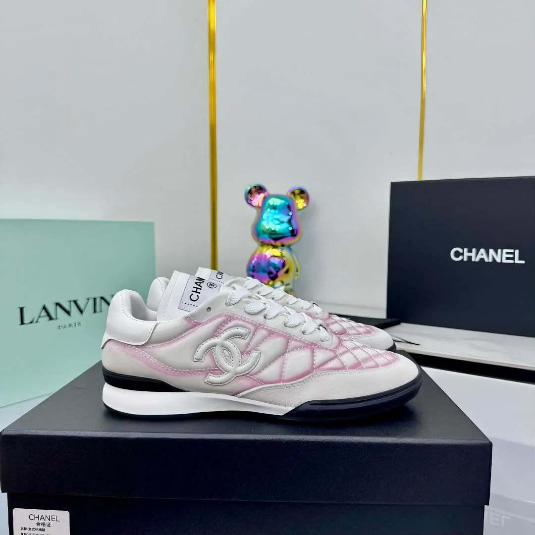 👟👟Ex-factory price 640👟👟 Top version Chanel Chanel - 2025 counter top casual sports shoes This sneaker is a classic design; the upper is electro-embroidered with a variety of techniques; the outsole is fashionable and sporty; it is unusual to incorporate a variety of color matching elements... The diversified mix and match is very beautiful and versatile, and can be used for leisure, fashion, sports and outdoor... ꫛꫀꪝ Go➫ Material: ❶The upper is made of: original cowhide ❷The inner lining is made of: original imported sheepskin ❸The outsole is based on: original TPU combination outsole Full set of boutique packaging for women 35–41 👉